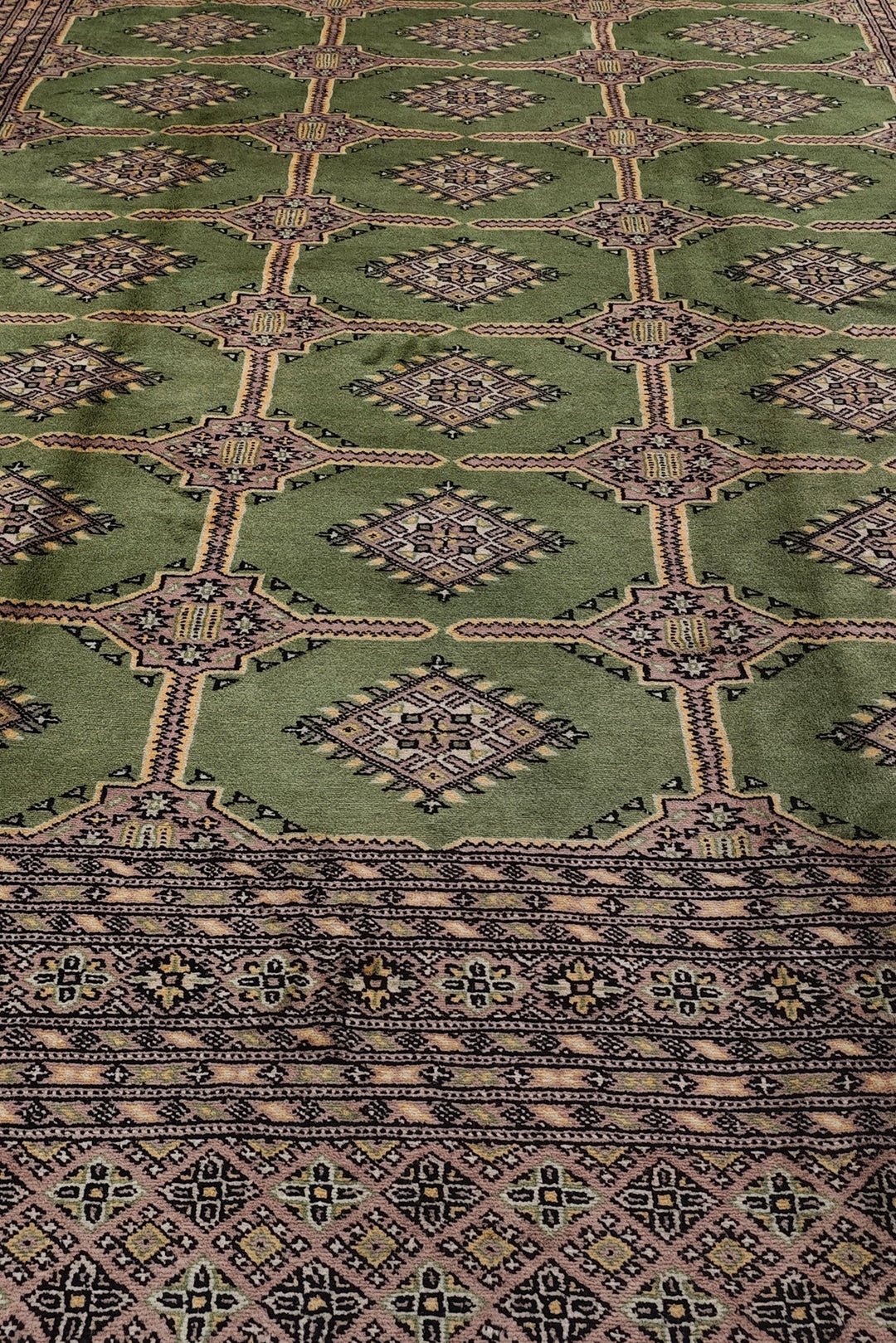 Moss Green Diamond Gül Jaldar Rug, Hand-Knotted Pakistani Wool