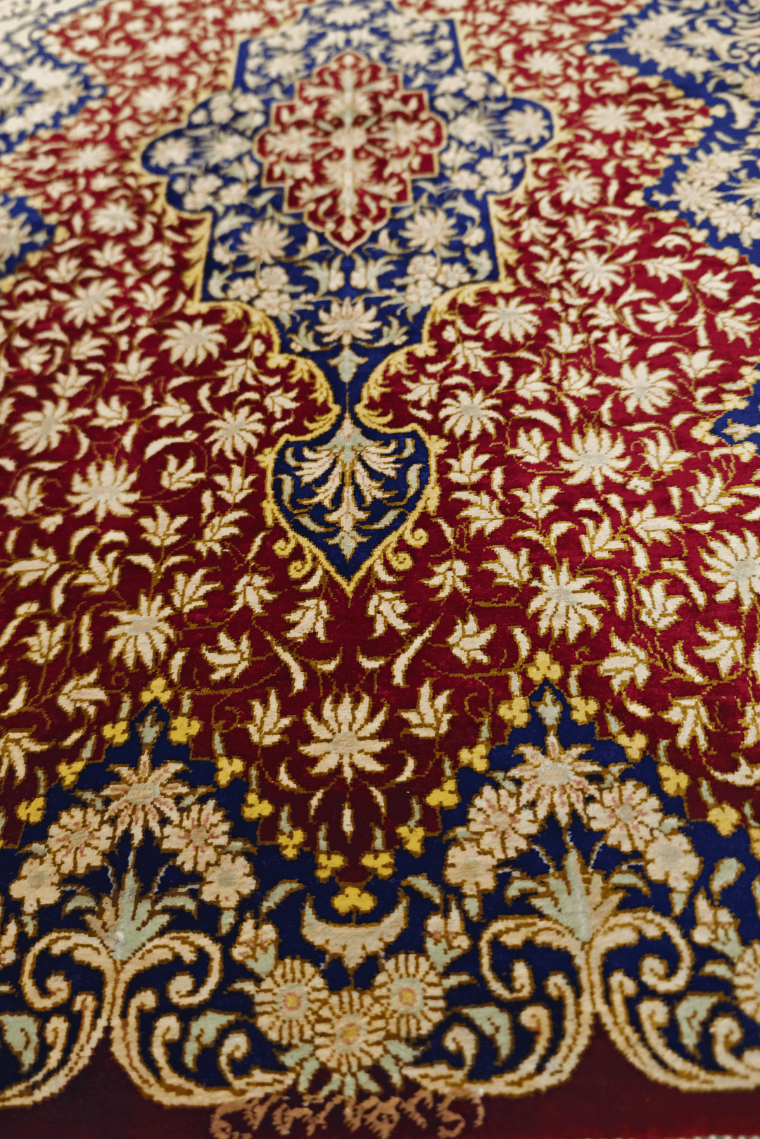 Red Lace Qum