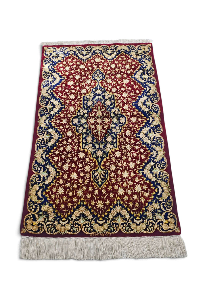 Red Lace Qum