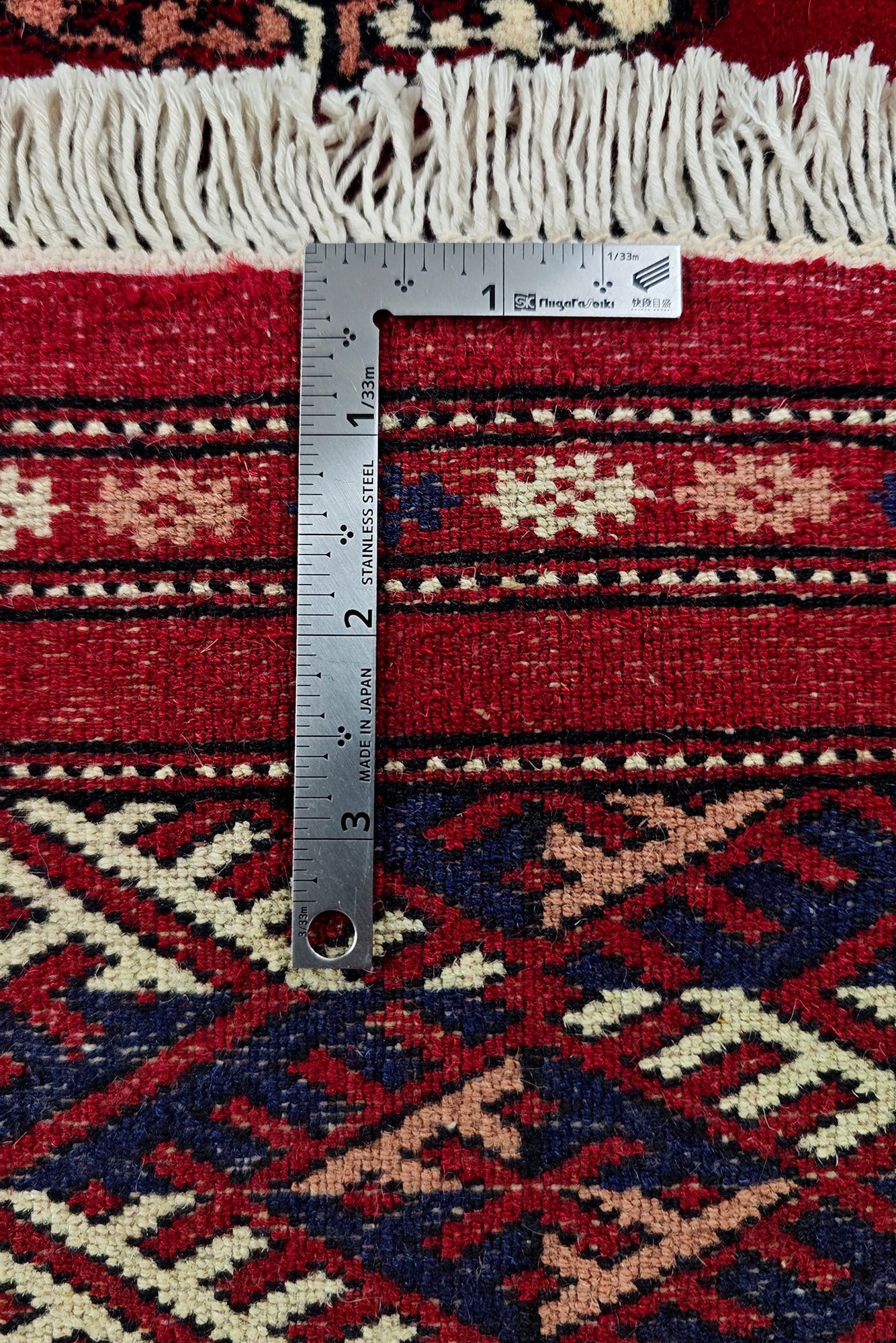 【大型・約5.5帖】パキスタン製 手織り絨毯 100%ウール 336×245 茜色のトルクメン・ギュル・ブハラ・ラグ | 手織りパキスタンウール