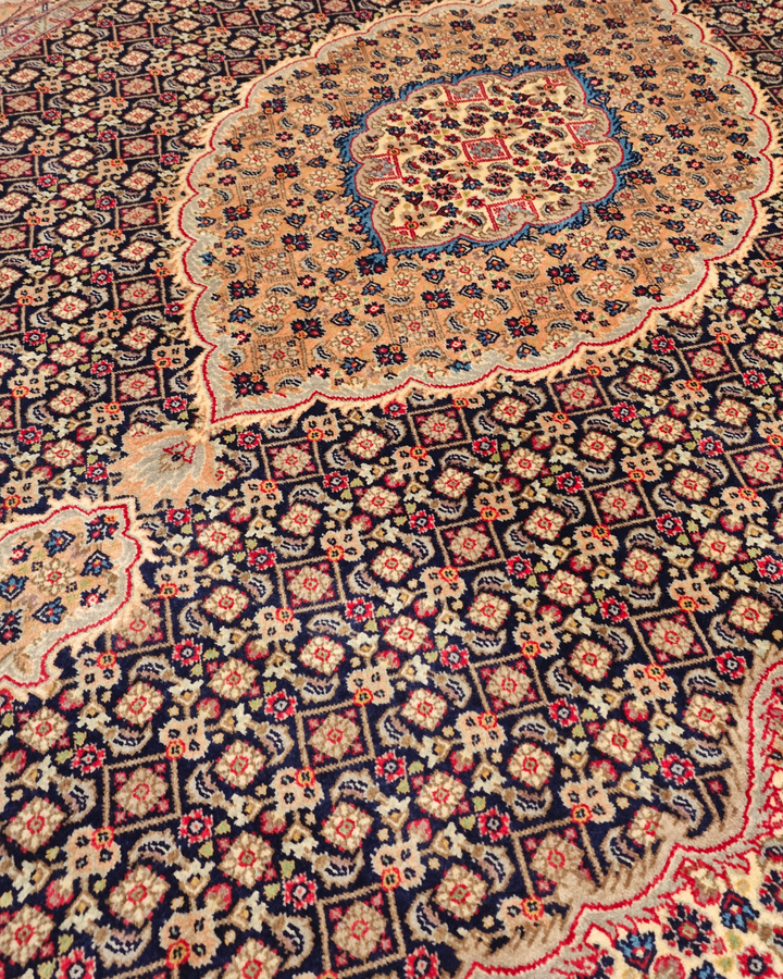 Rose Mahi Medallion, Hand-Knotted Pakistani Wool Rug