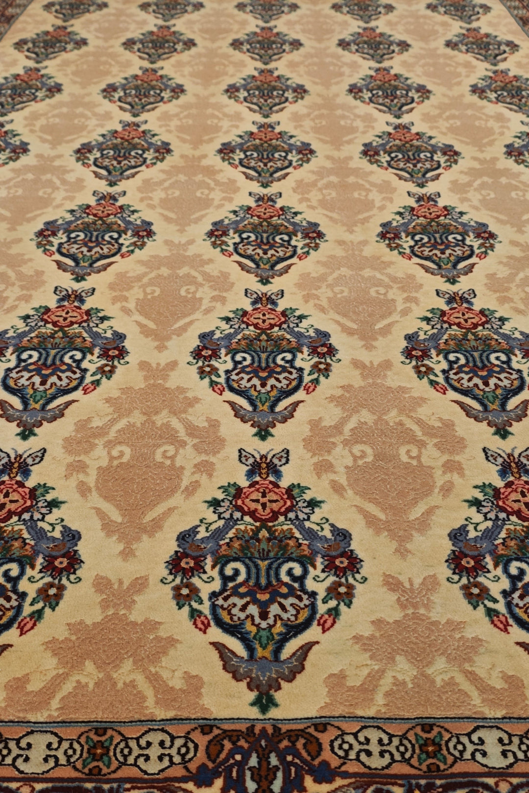 Persian Isfahan Hand-Knotted Ivory Vase Cartouche Rug — 159×236 cm