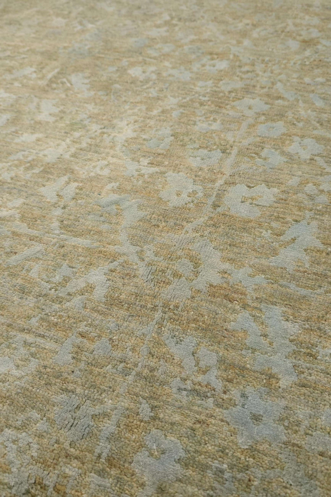 セージグリーンのアフガン絨毯 ガズニ シルク（花柄） 手織りラグ 187×295cm（写真2）