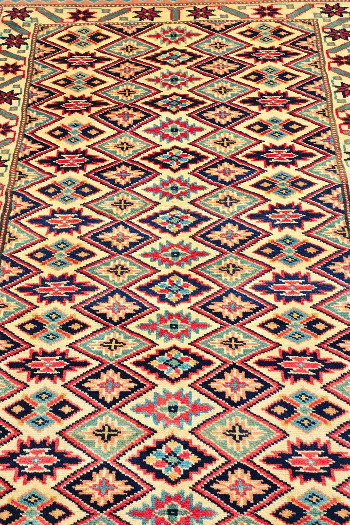 クリームのアフガン絨毯 カザック（幾何学柄） 手織りラグ 63×92cm（写真4）