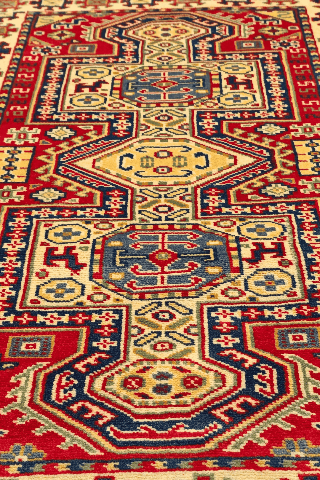 レッドのアフガン絨毯 カザック（幾何学柄） 手織りラグ 65×120cm（写真3）