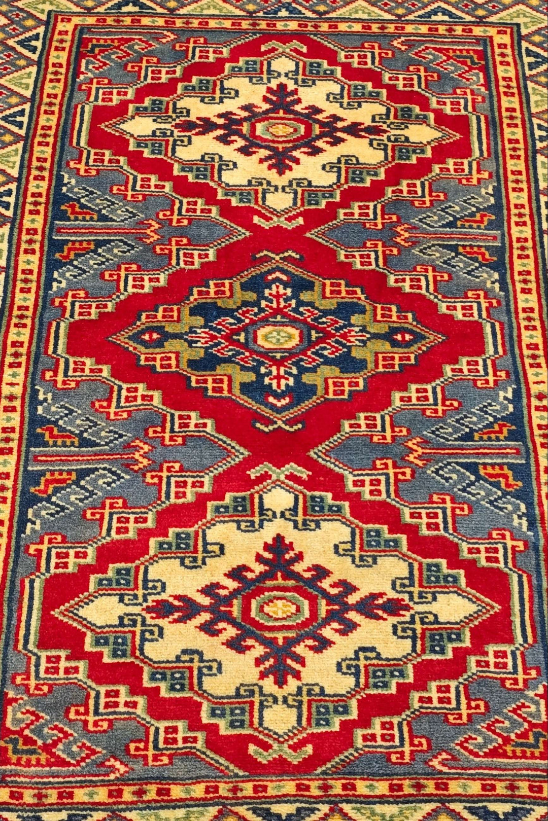 レッドのアフガン絨毯 カザック（幾何学柄） 手織りラグ 65×87cm（写真3）