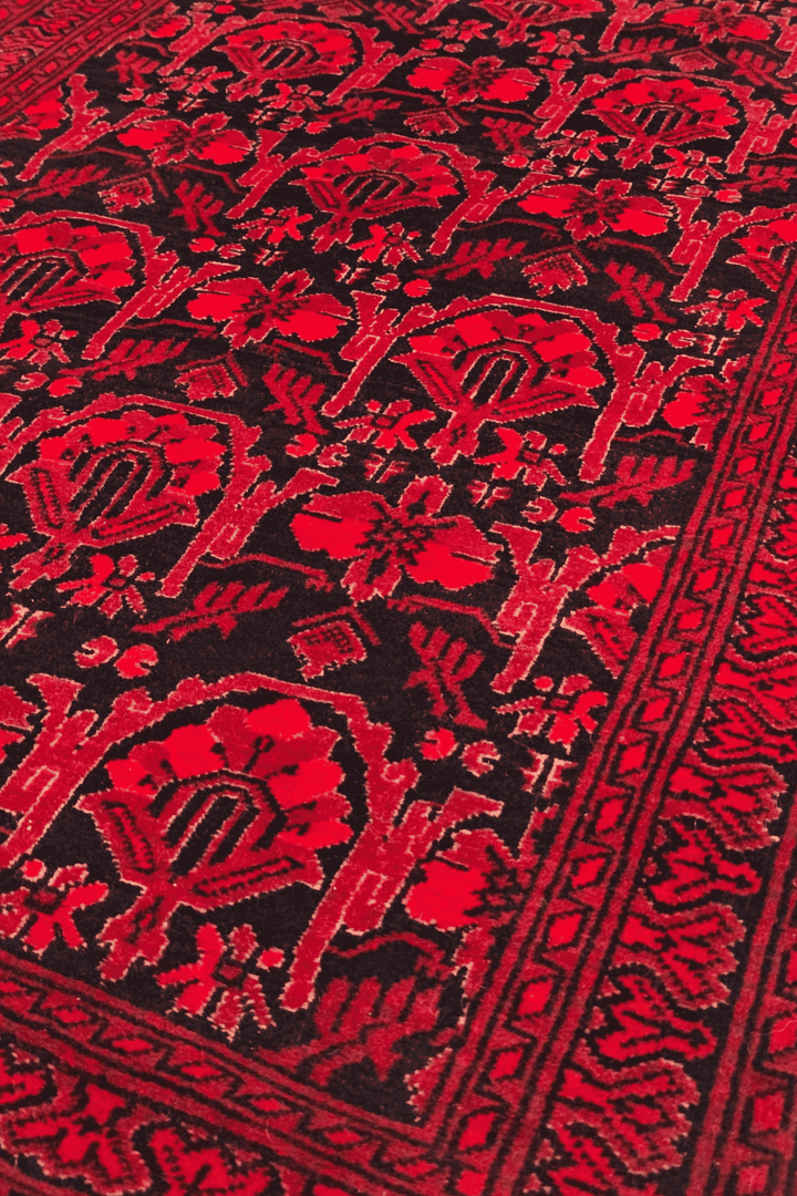 レッドのアフガン絨毯 カール・モハマディ（花柄）の柄のアップ
