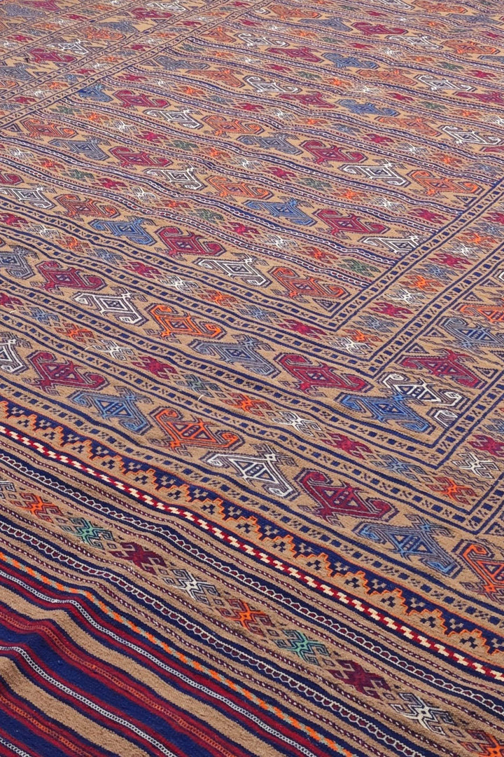 プラムのアフガン キリム（無地）の柄のアップ