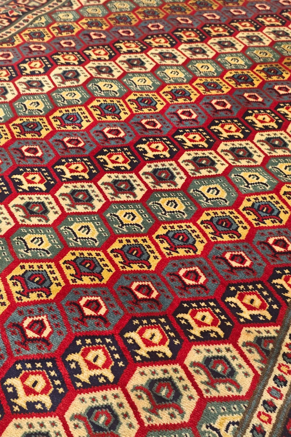 バーガンディのアフガン絨毯 シェルワン（幾何学柄）の柄のアップ
