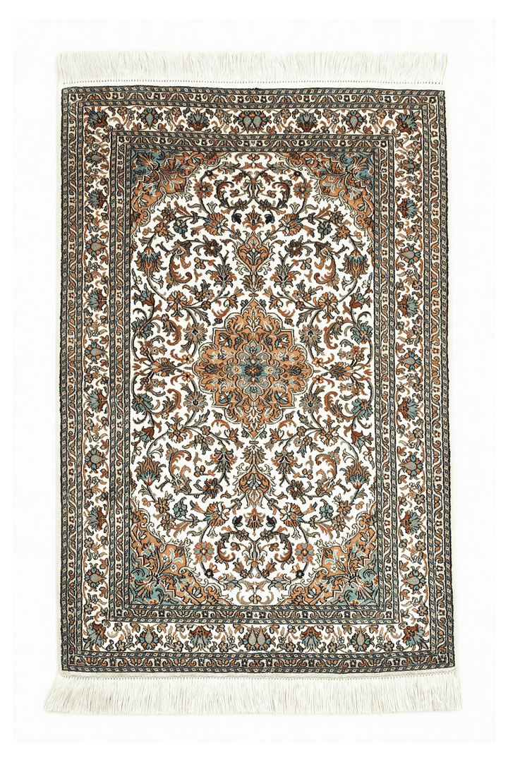 アイボリーのカシミール シルク絨毯（メダリオン柄） 66×98cm・玄関マットの手織りシルクラグ
