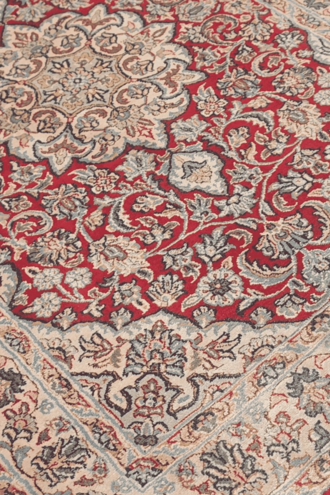 レッドのカシミール シルク絨毯（メダリオン柄） 手織りラグ 62×87cm（写真2）