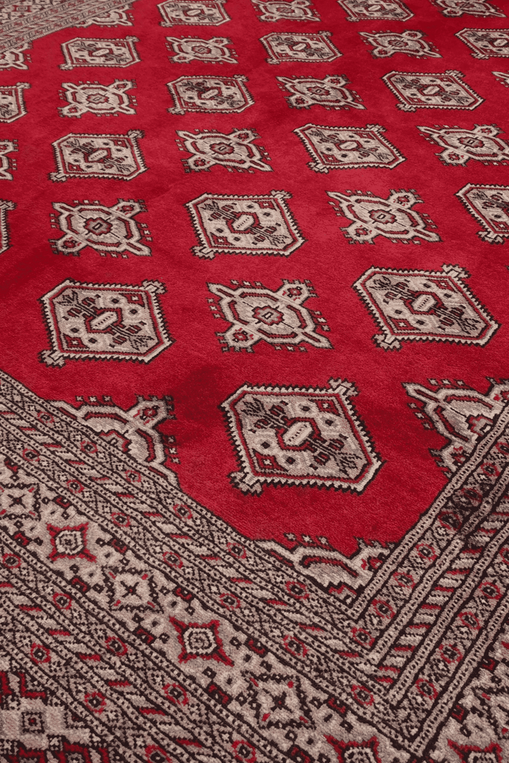 クリムゾンのパキスタン絨毯 ブハラ（ギュル柄）の柄のアップ