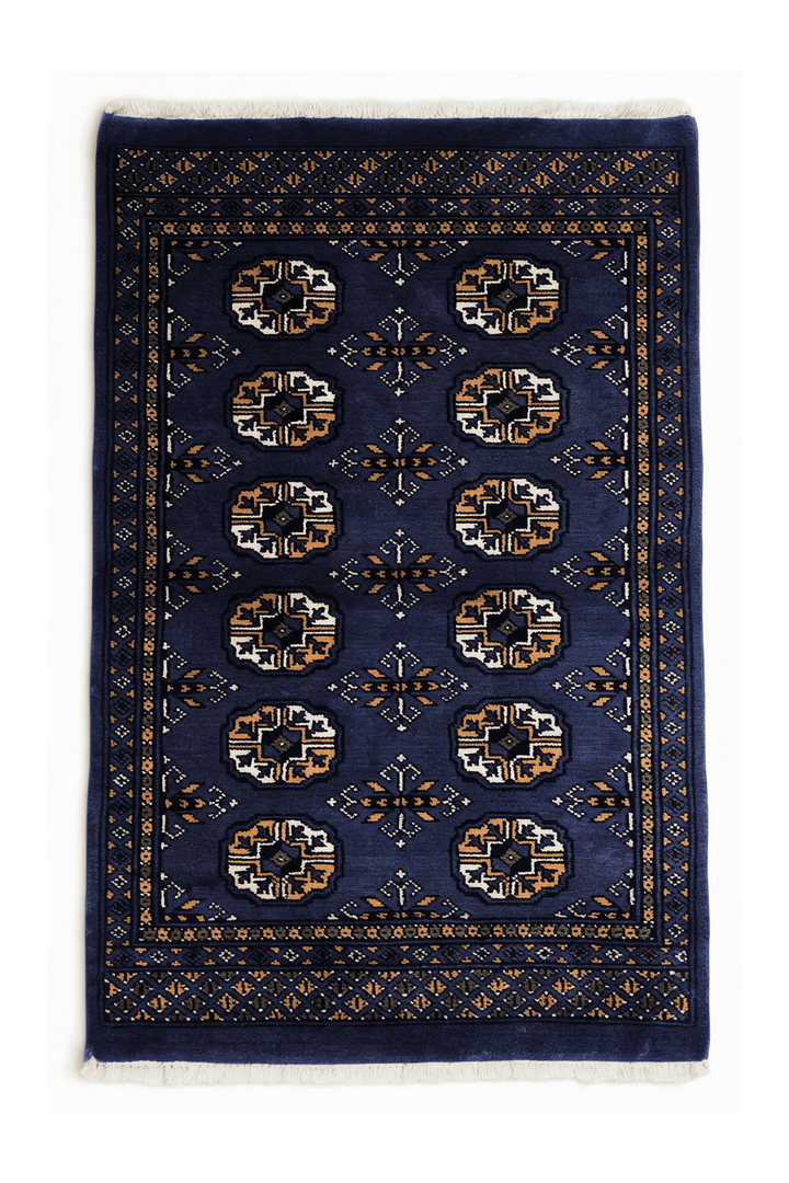 ネイビーブルーのパキスタン絨毯 ブハラ（ギュル柄） 77×128cm・約1畳の手織りウールラグ
