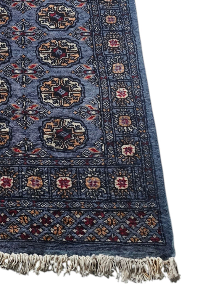 スレートブルーのパキスタン絨毯 ブハラ（ギュル柄）のパイルと織りの質感