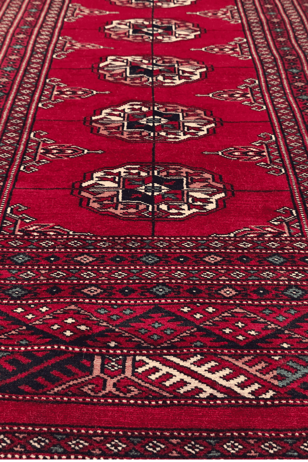 ワインのパキスタン絨毯 ブハラ（ギュル柄） 手織りラグ 109×195cm（写真7）