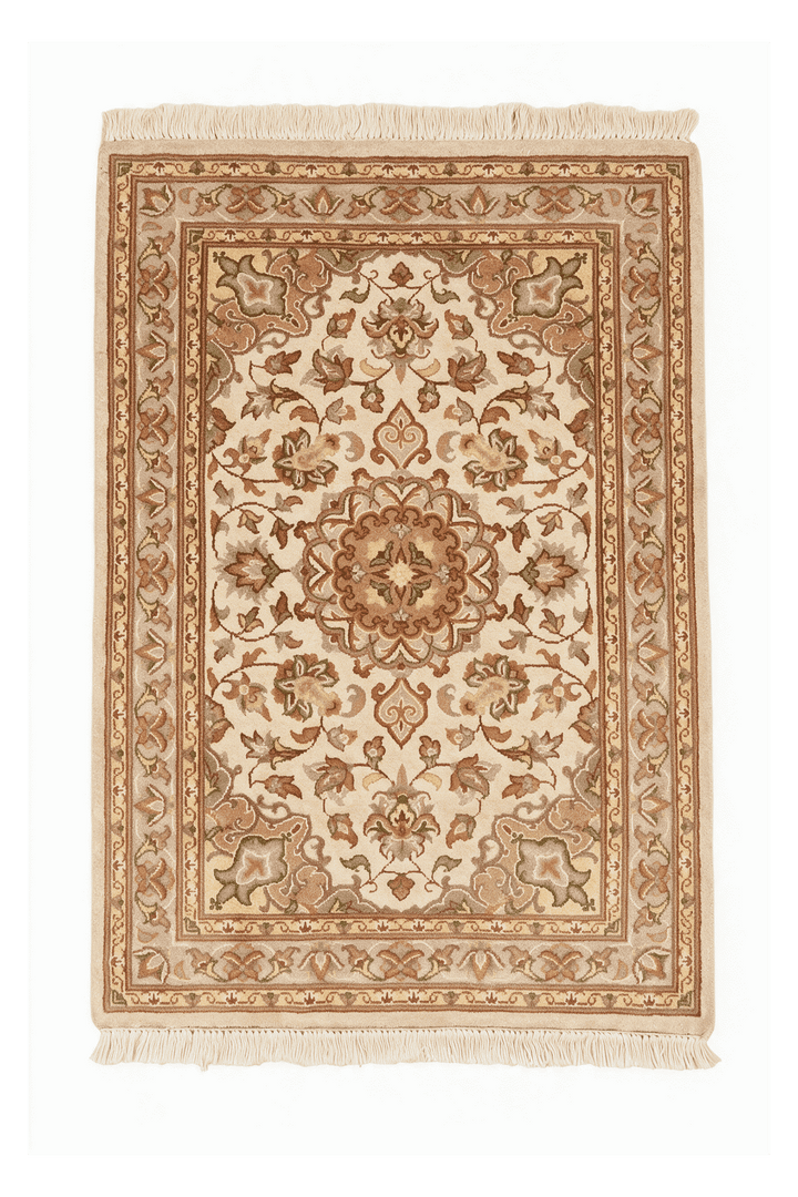 アイボリーのパキスタン絨毯 ダブルノット シルク（メダリオン柄） 61×92cm・玄関マットの手織りウール・シルクラグ