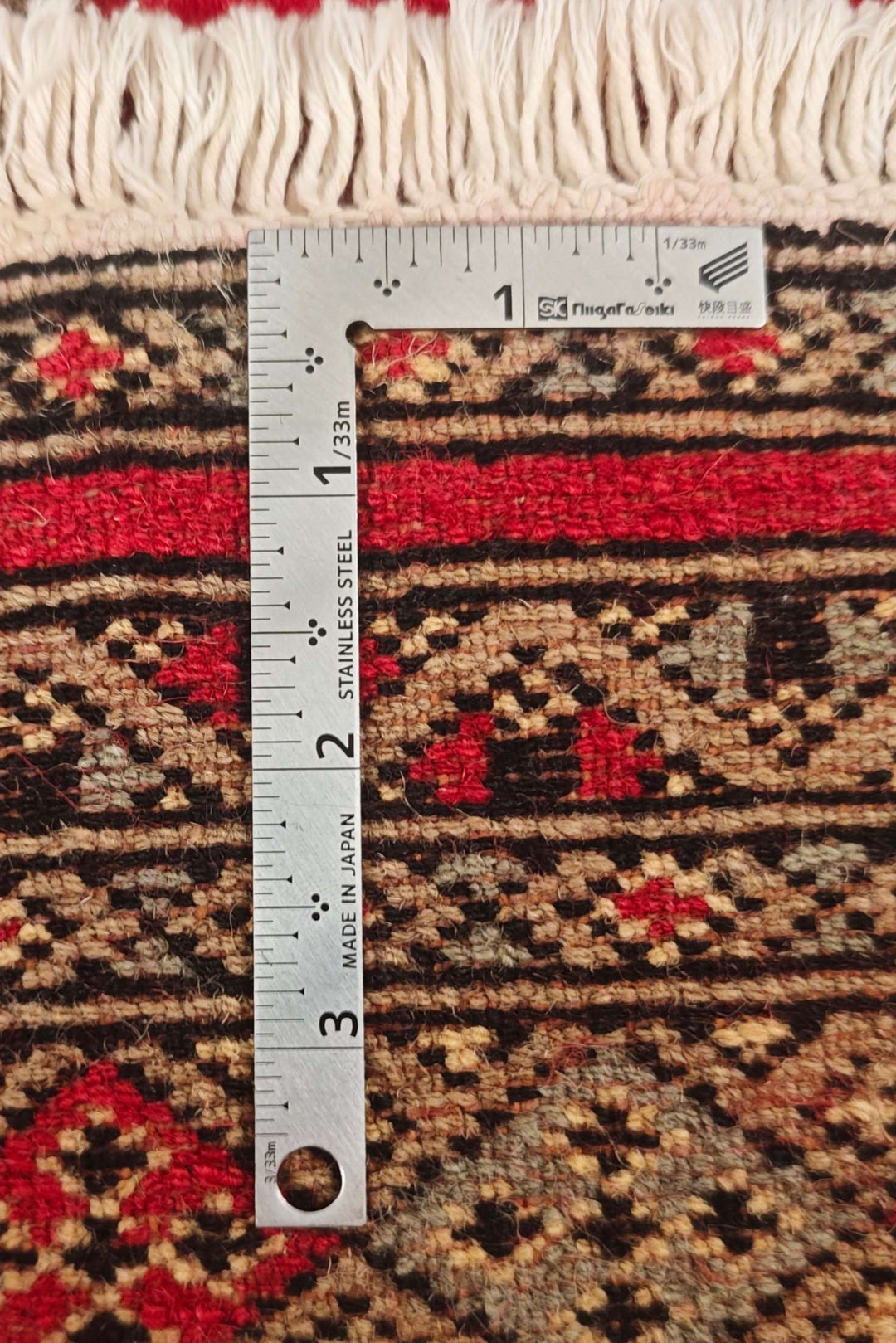 ラズベリーレッドのパキスタン絨毯 ジャルダール（メダリオン柄）のコーナー