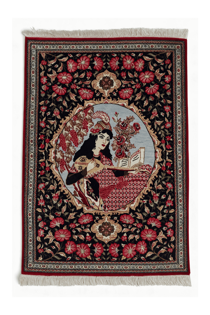 ブラックのペルシャ絨毯 クム シルク（絵画柄） 55×77cm・玄関マットの手織りシルクラグ