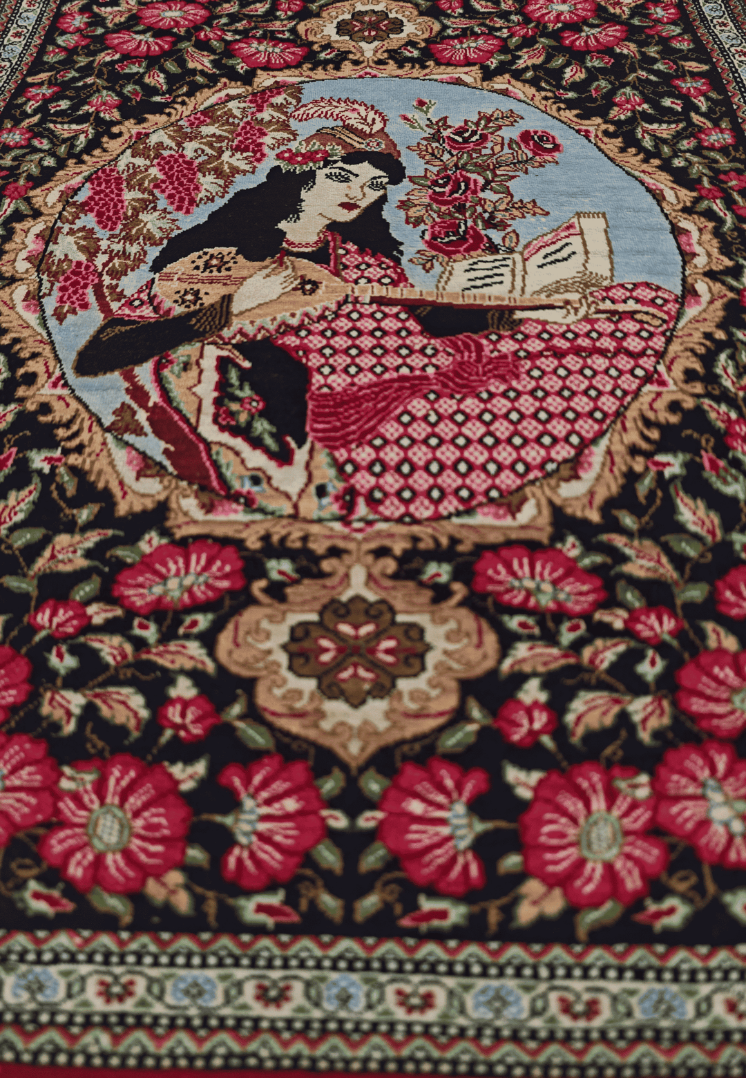 ブラックのペルシャ絨毯 クム シルク（絵画柄） 手織りラグ 55×77cm（写真7）