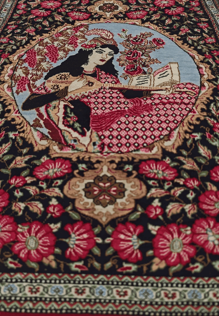 ブラックのペルシャ絨毯 クム シルク（絵画柄） 手織りラグ 55×77cm（写真7）