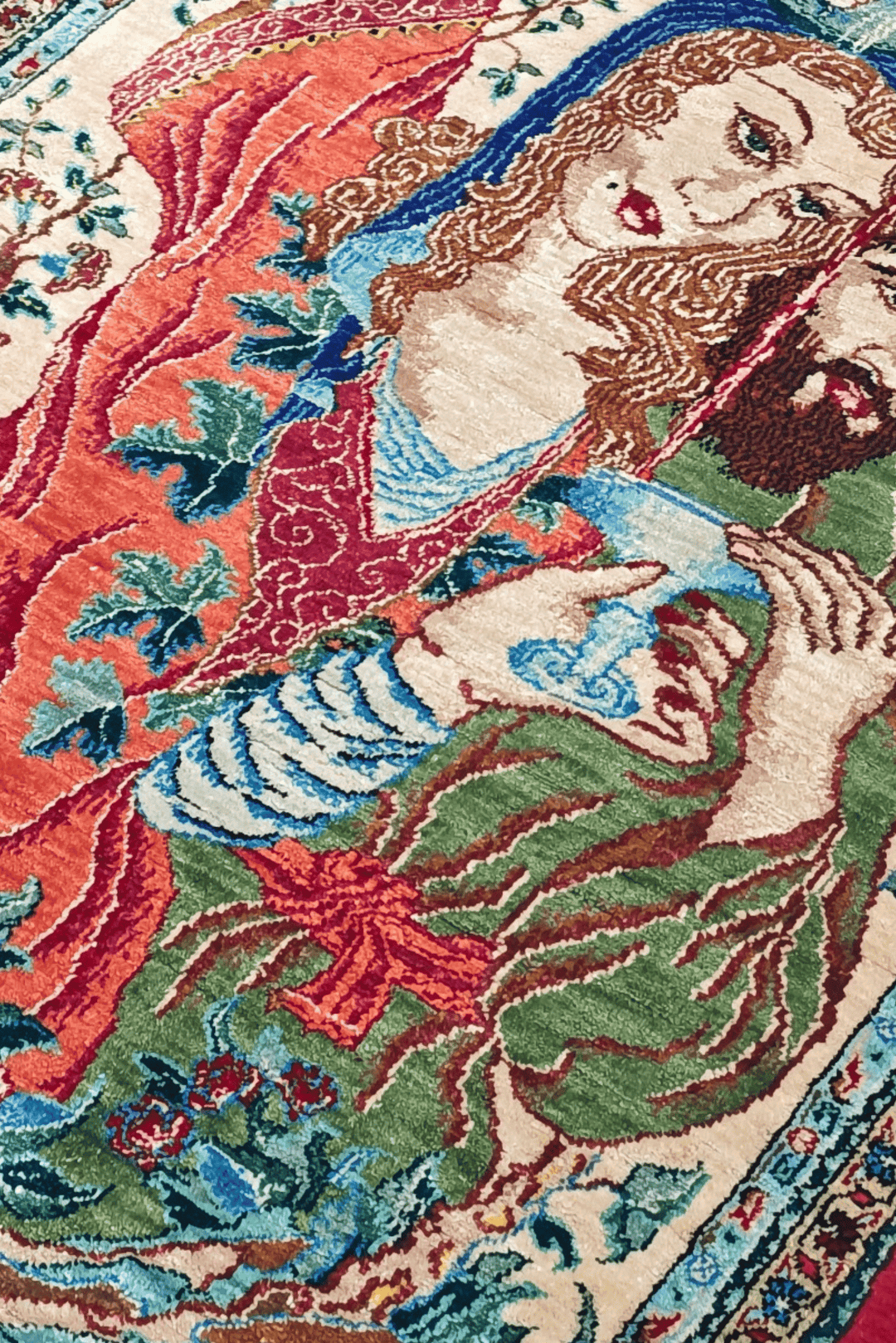 クリームのペルシャ絨毯 クム シルク（絵画柄） 手織りラグ 55×76cm（写真2）