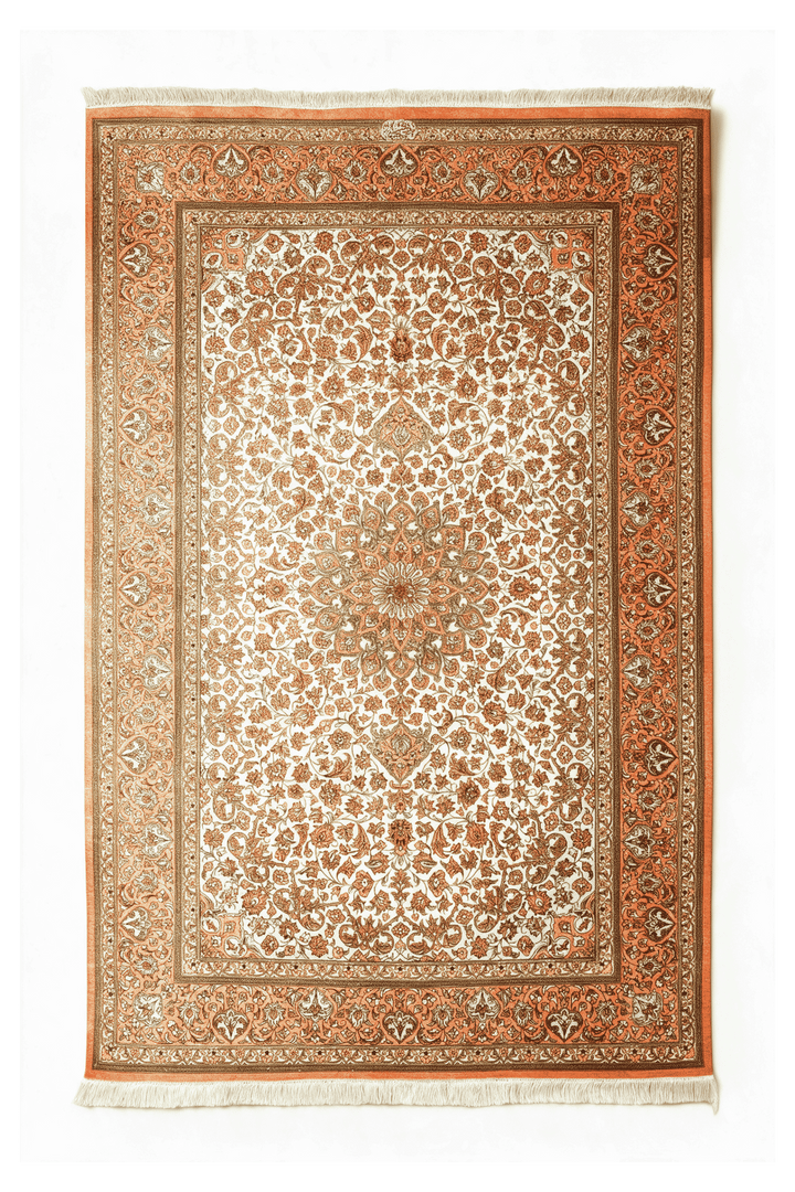 アイボリーのペルシャ絨毯 クム シルク（メダリオン柄） 100×160cm・約1畳の手織りシルクラグ