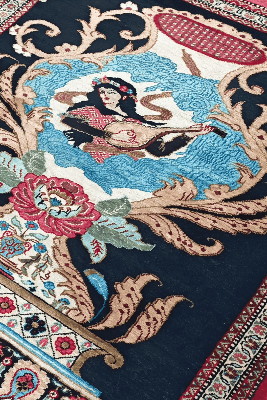ネイビーブルーのペルシャ絨毯 クム シルク（絵画柄） 手織りラグ 55×65cm（写真2）
