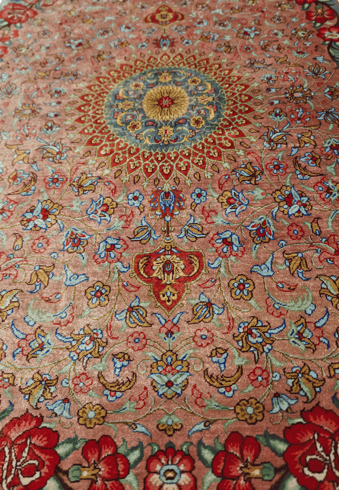ピーチのペルシャ絨毯 クム シルク（メダリオン柄） 手織りラグ 62×92cm（写真8）