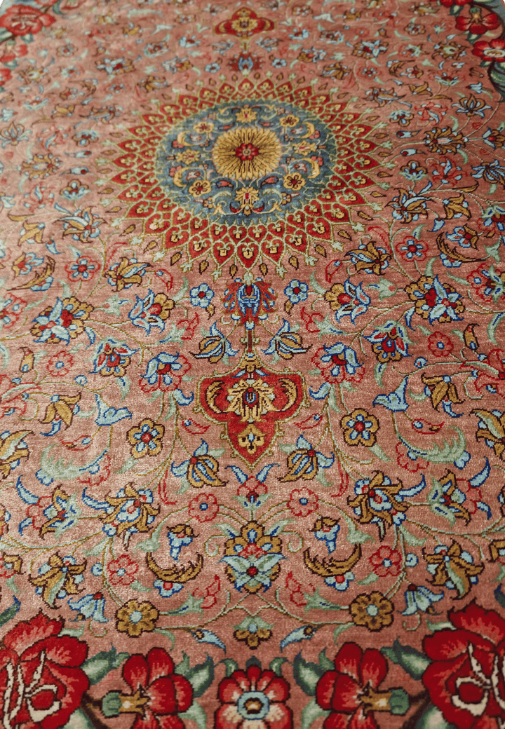 ピーチのペルシャ絨毯 クム シルク（メダリオン柄） 手織りラグ 62×92cm（写真8）
